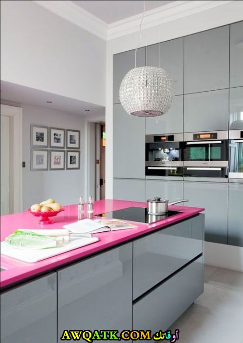 مطبخ مودرن جديد باللونين الفوشيا والرصاصي