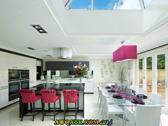 مطبخ مودرن باللونين الفوشيا والرصاصي