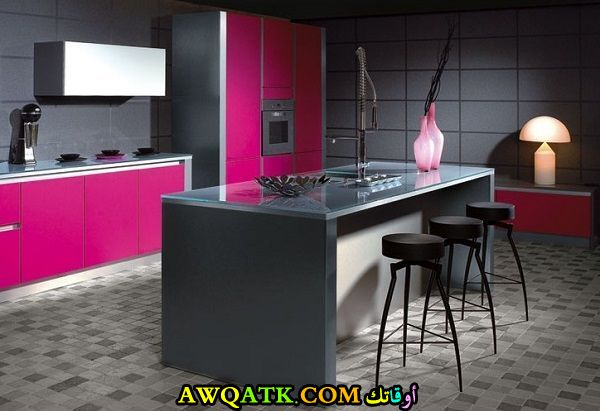 مطبخ باللونين الفوشيا والسيلفر في منتهي الروعة والجمال 