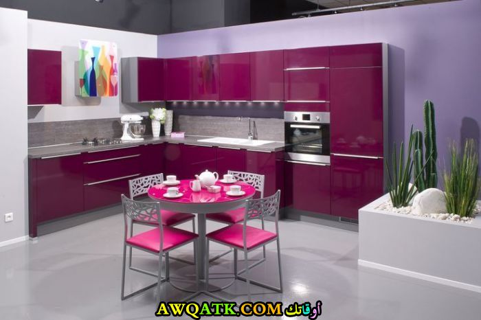 مطبخ باللونين الفوشيا والسيلفر يناسب الذوق الهادي