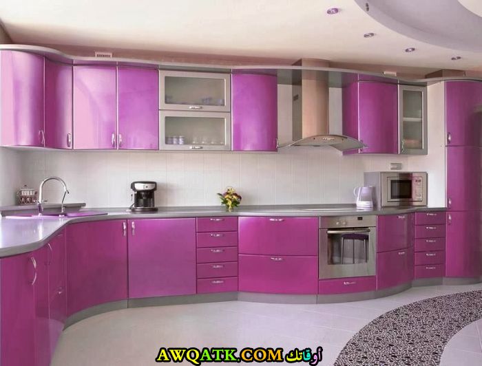 مطبخ حلو جداً باللونين الفوشيا والسيلفر