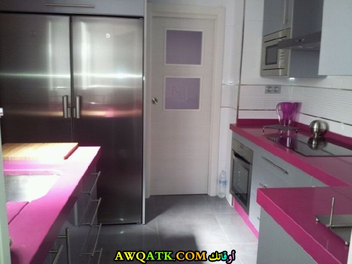 مطبخ باللونين الفوشيا والسيلفر عصري وجديد