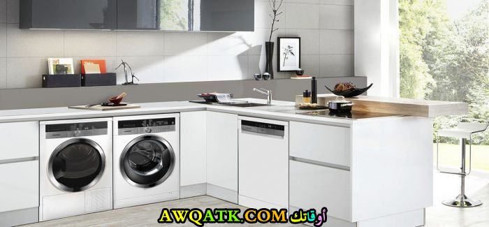 مطبخ شيك ورائع فيه غسالة