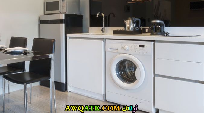 مطبخ حلو جداً فيه غسالة