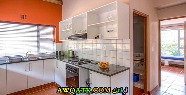 مطبخ عصري جزائري باللون الأبيض 