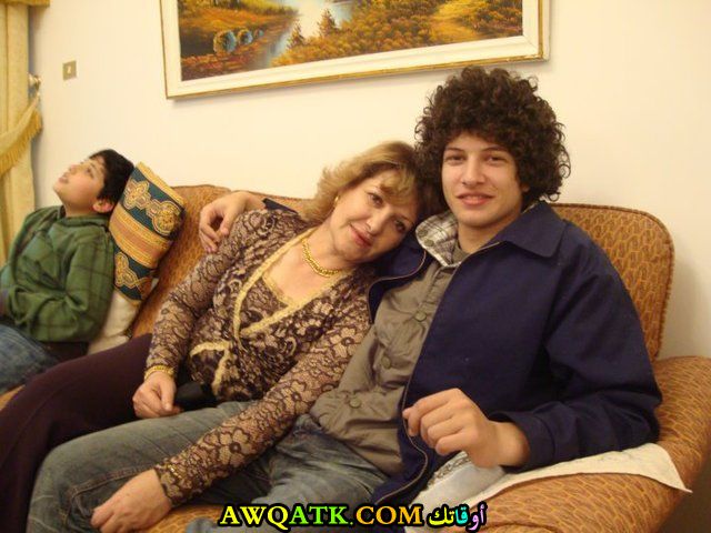 الفنانة إيمان هايل مع ابنها