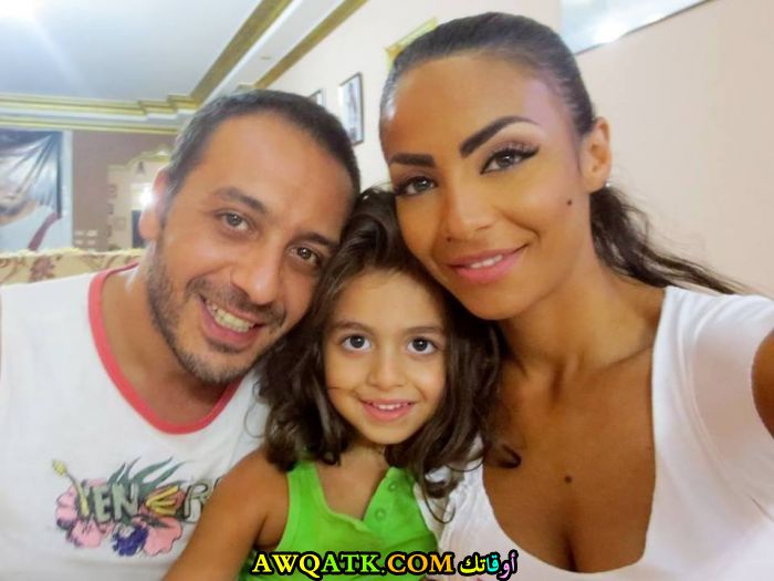 صورة الفنانة دوللي شاهين مع زوجها و ابنتها