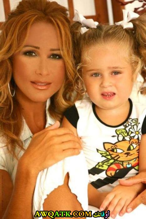 صورة الفنانة كارول صقر مع بنتها