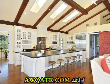 ديكور مطبخ فيلا حديث بتصميم رائع علي شكل بار