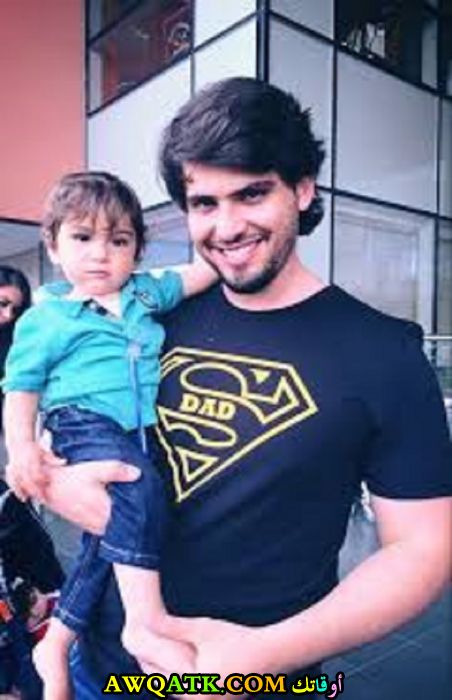 صورة للفنان جيف زلزلي مع ابنه