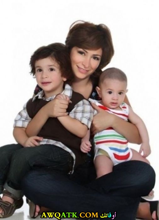 الفنانة ديما بياعة مع أولادها