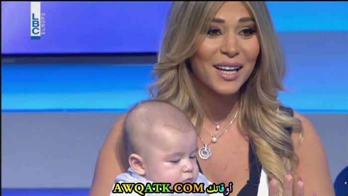 أجدد صورة نانسي أفيوني مع ابنها