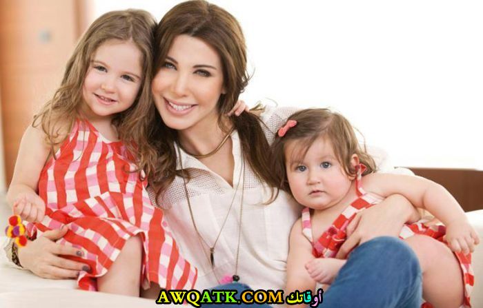 أحلى صورة للفنانة نانسي عجرم مع بناتها