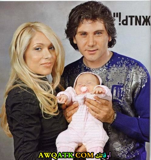 صورة عائلية للفنان أفرام روسو مع أبنه وزوجته