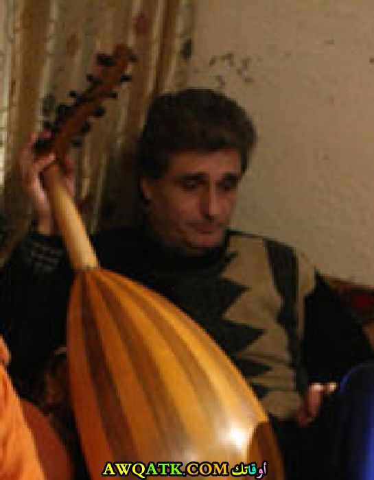 صورة قديمة للفنان حسام عيد