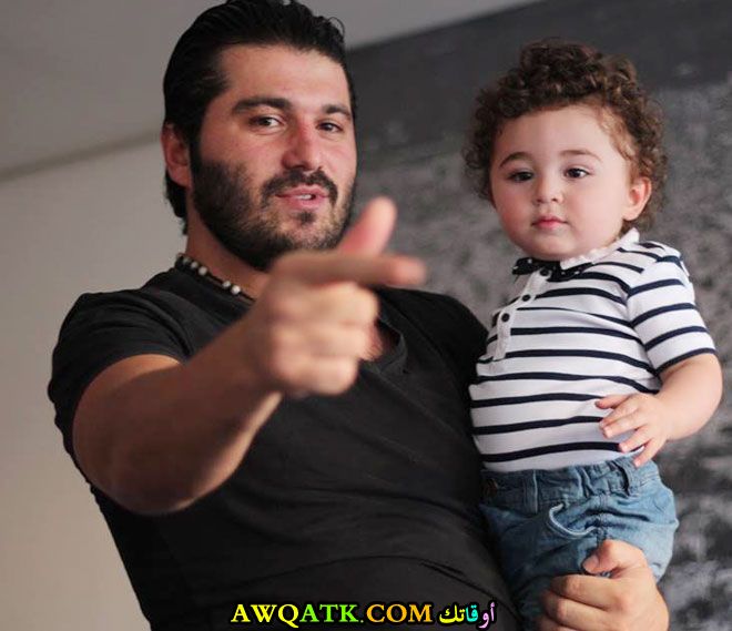 صورة الفنان يزن السيد وأولاده 