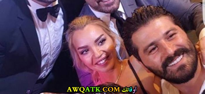 صورة جميلة للفنان يزن السيد مع زوجته