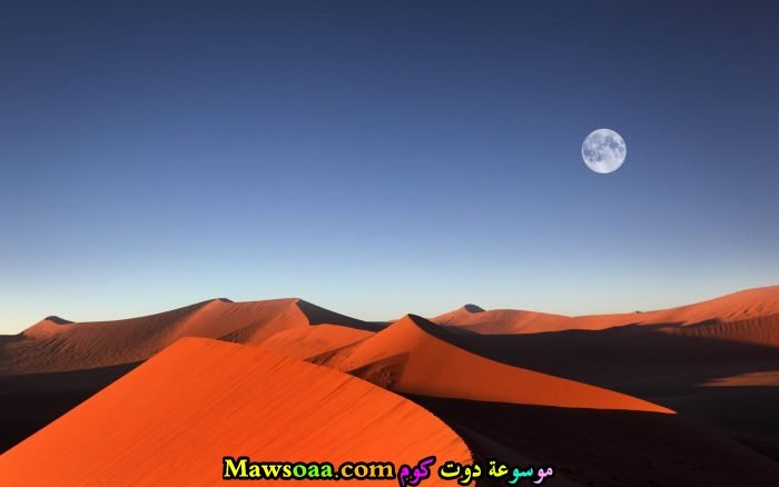 القمر يظهر في الغروب