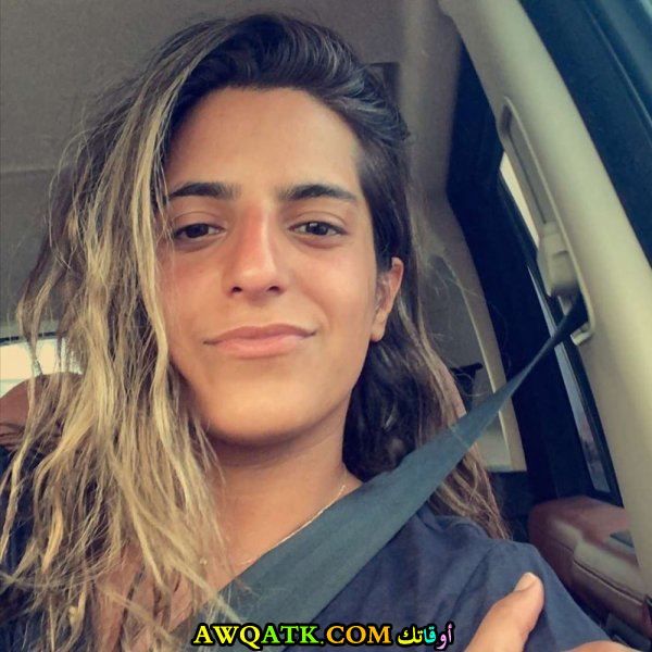 إيمان فيصل في سيارتها