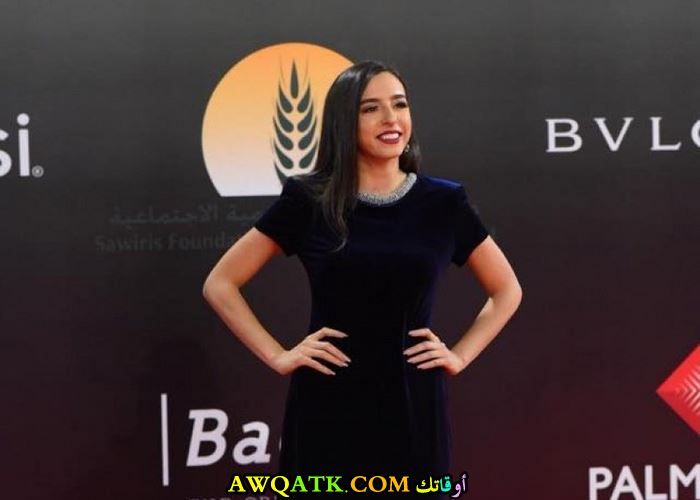 سارة عبد الرحمن بفستان من الوكالة