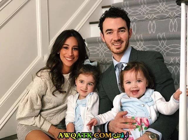 كيفن جوناس وزوجته وبناته