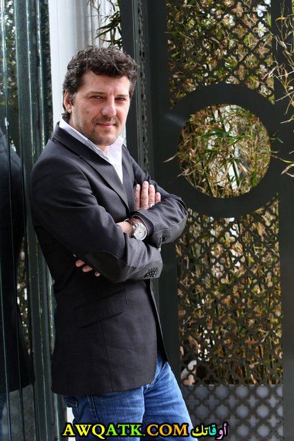 الفنان إيلكر أكسوم