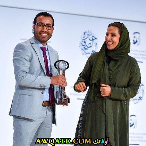 بدرية البشر تتسلم جائزة