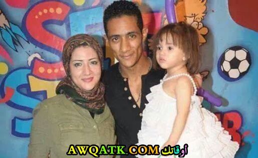 حنين محمد رمضان مع أمها وأبوها