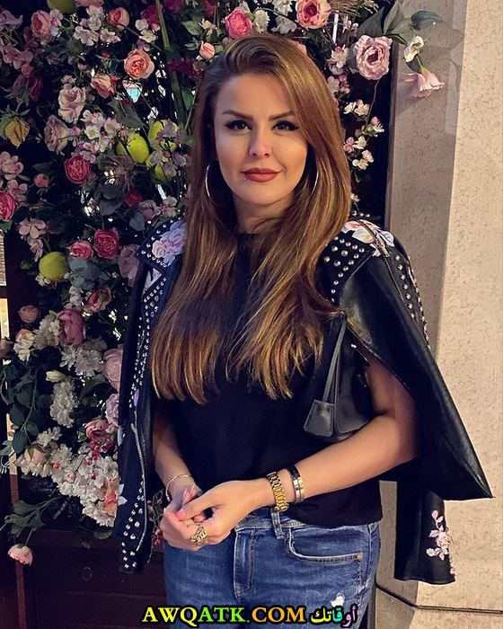 سحر مقدس المغنية الإيرانية