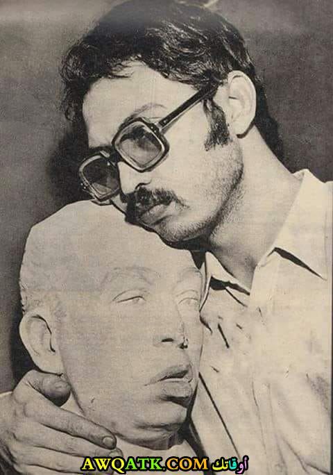 ياسين إسماعيل ياسين مع تمثال والده